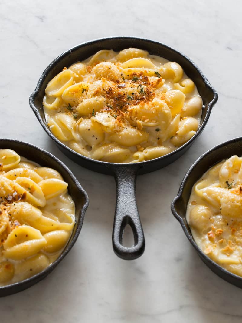 Several small cast iron skillets of creamy skillet mac and cheese.