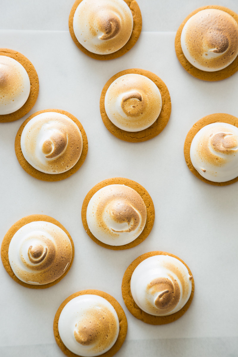 Marshmallow dollops on top of gingersnap cookies.