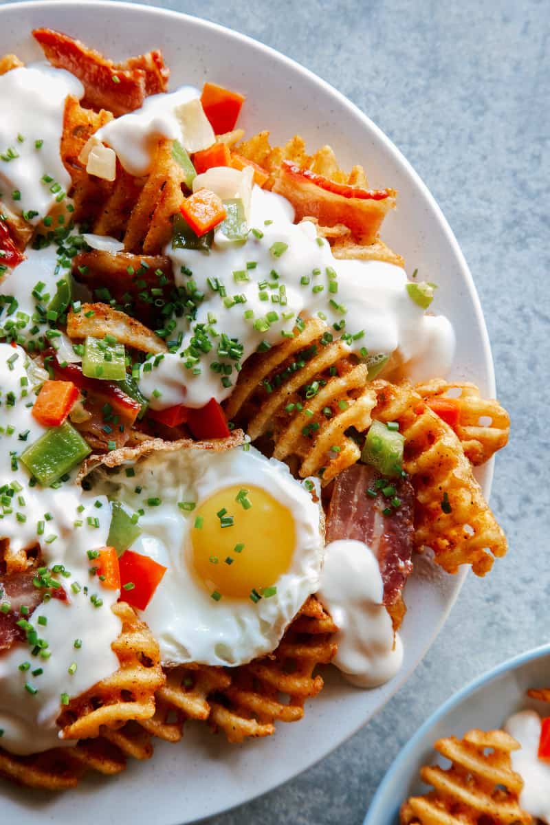 A close up of a plate of Irish breakfast nachos.