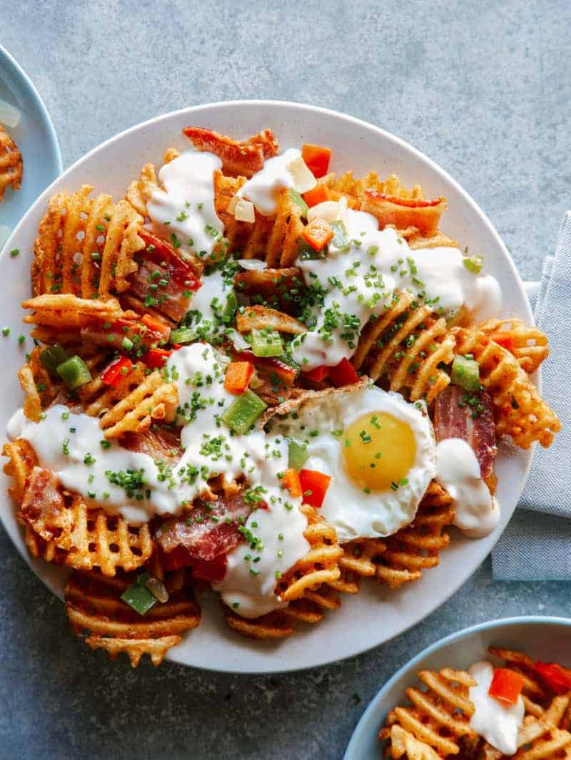 A plate of Irish breakfast nachos.