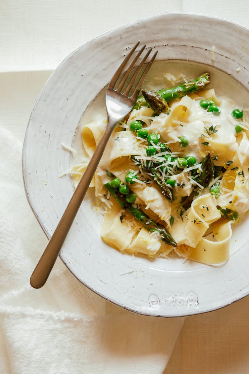 Creamy Garlic Pappardelle with Asparagus and Peas