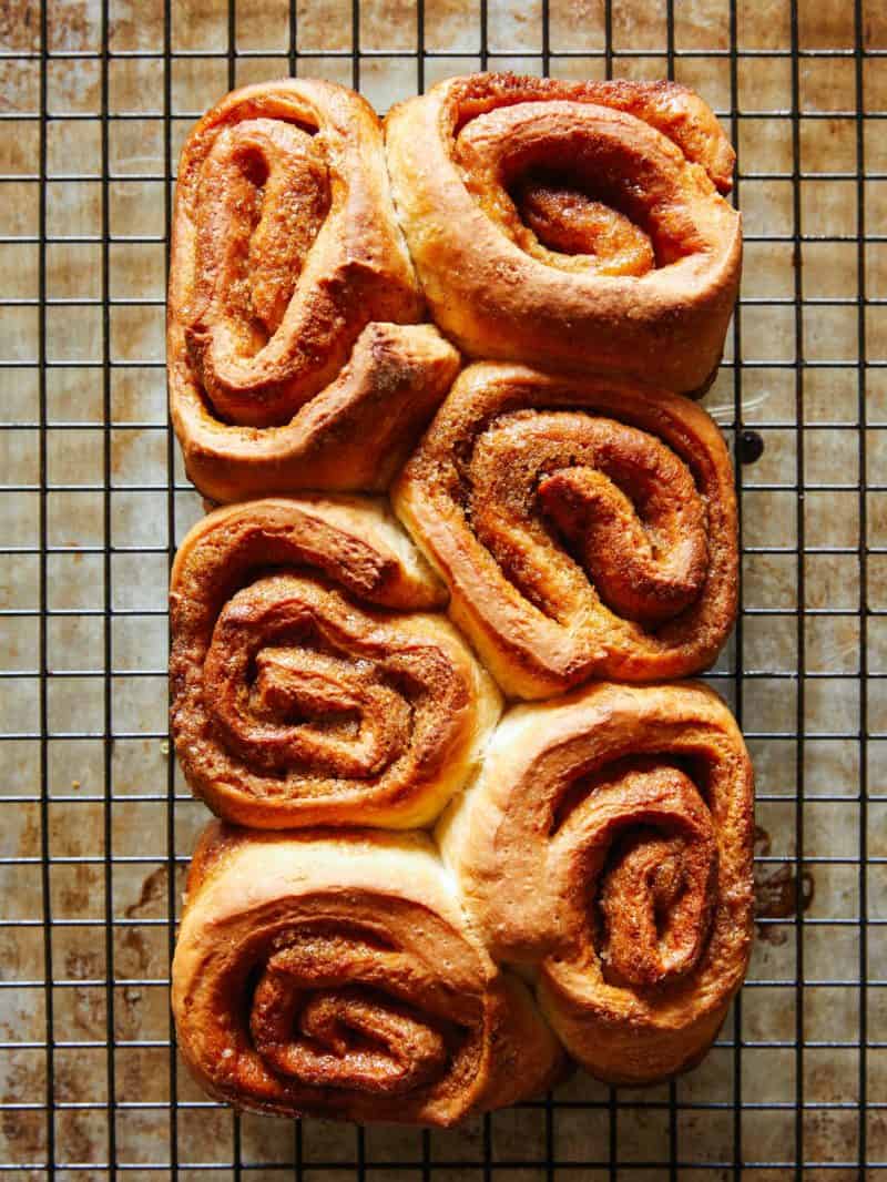 A cinnamon roll loaf without frosting a cooling rack.