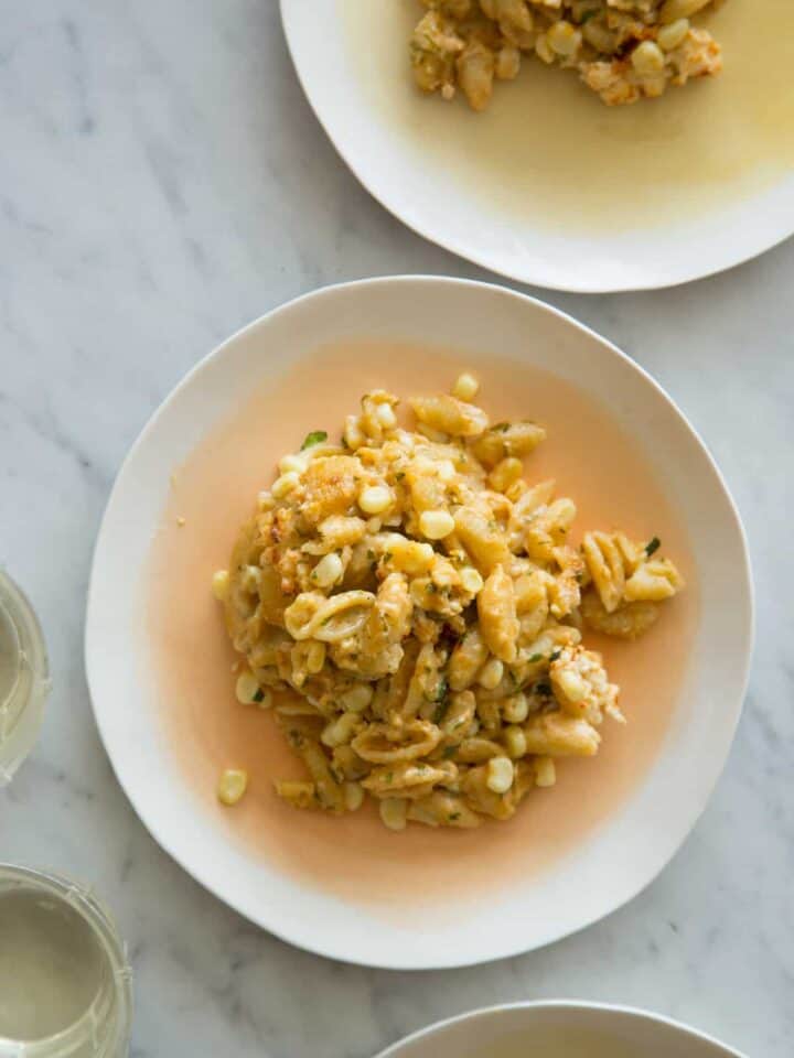 A bowl of elote baked mac and cheese.