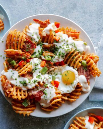 A plate of Irish breakfast nachos.