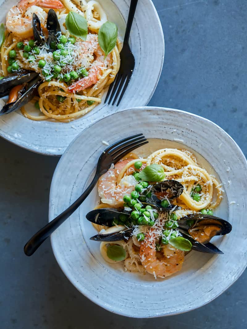 Seafood carbonara in two bowls with forks.