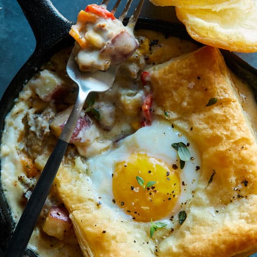Close up on a breakfast pot pie in an individual skillet. 