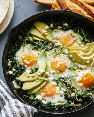 A skillet of green shakshuka.