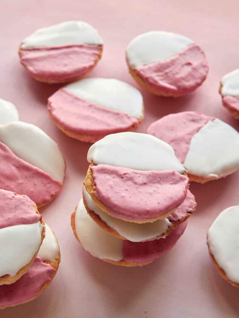 A close up of pink and white frosted Valentine\'s Day cookies.