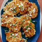 Кукурузни колачи на тањиру.