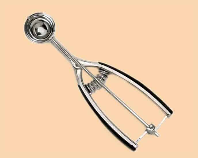 A metal scooper.