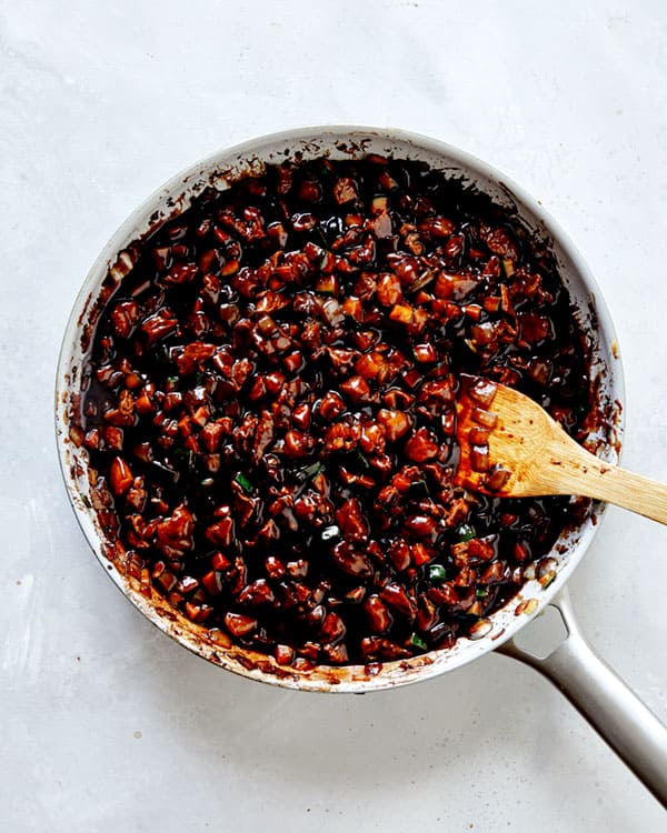 Jajangmyeon in a skillet cooking.