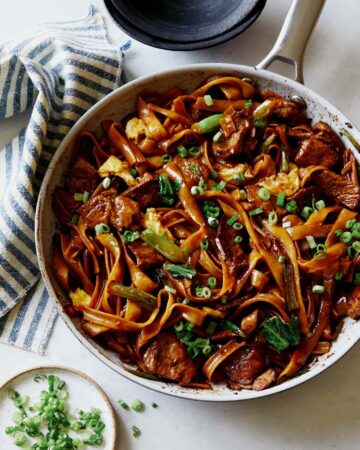 Pad see ew recipe in a skillet.