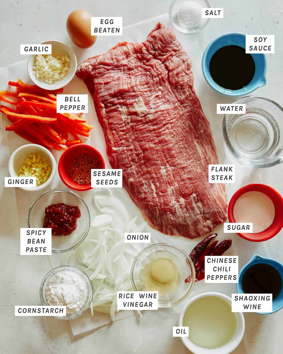 Ingredientai Szechuan jautienai ant virtuvės stalviršio.