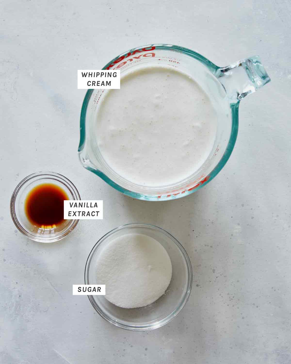Plaktos grietinėlės ingredientai braškiniam pyragui.