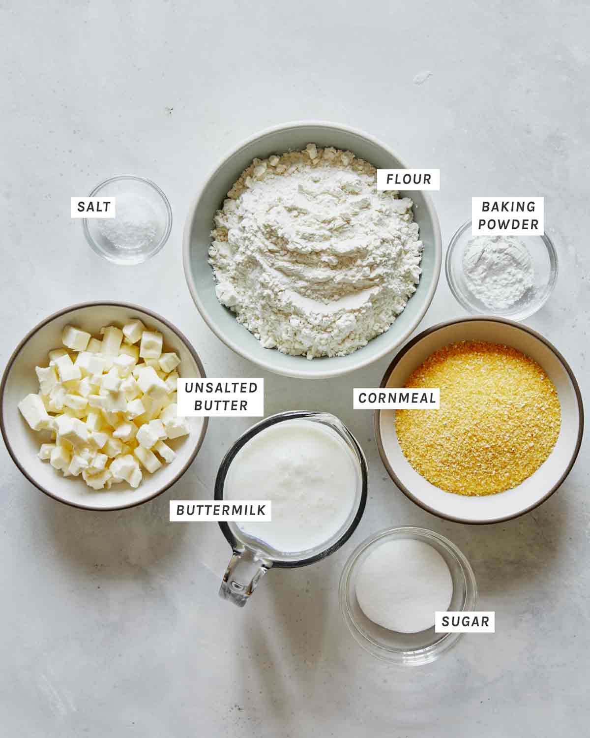 Braškių pyrago kukurūzų miltų sausainių ingredientai paruošti gaminti.