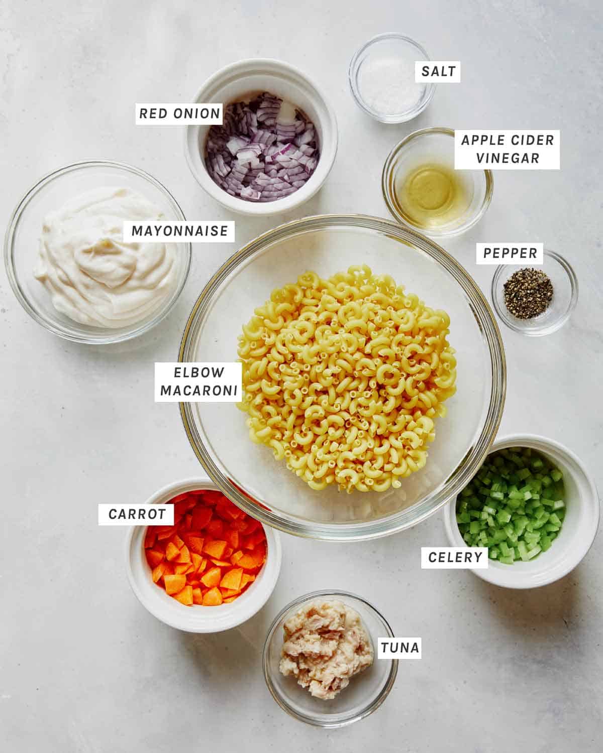 Havajų makaronų salotų ingredientai ant virtuvės stalviršio.