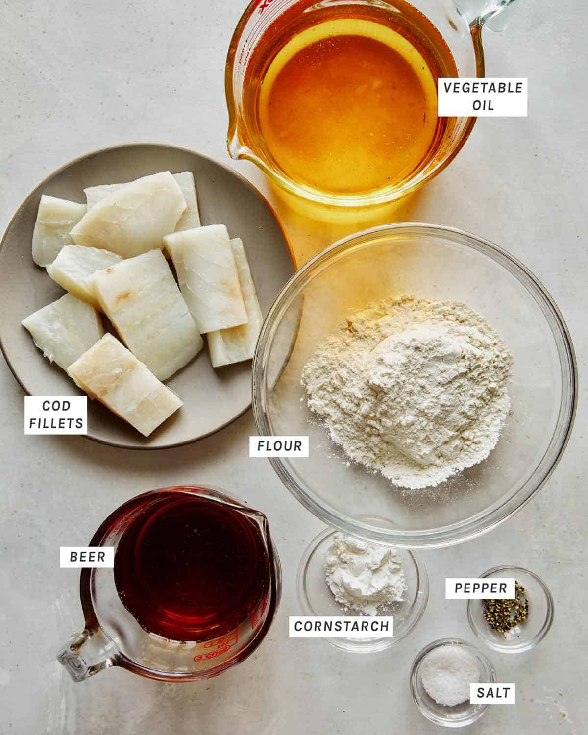 Baja žuvies tacos ingredientai paruošti kepti.