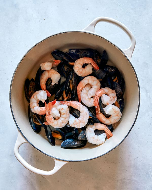 Mussels with shrimp in a pot to make seafood pasta.