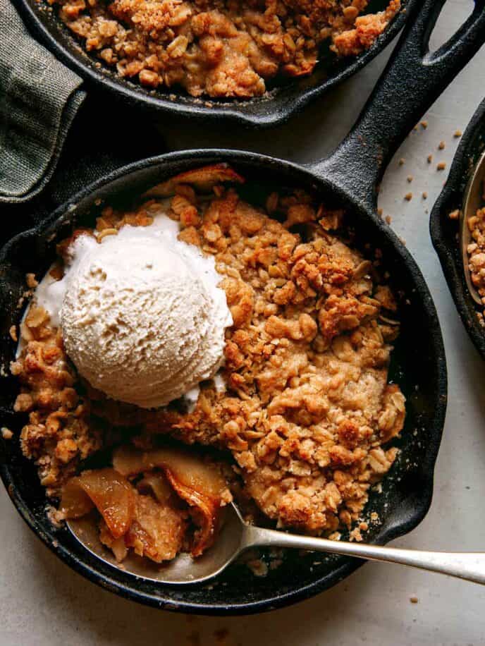 Apple crisp recipes with ice cream.