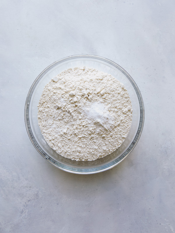 Dry ingredients in a glass bowl for cookies. 