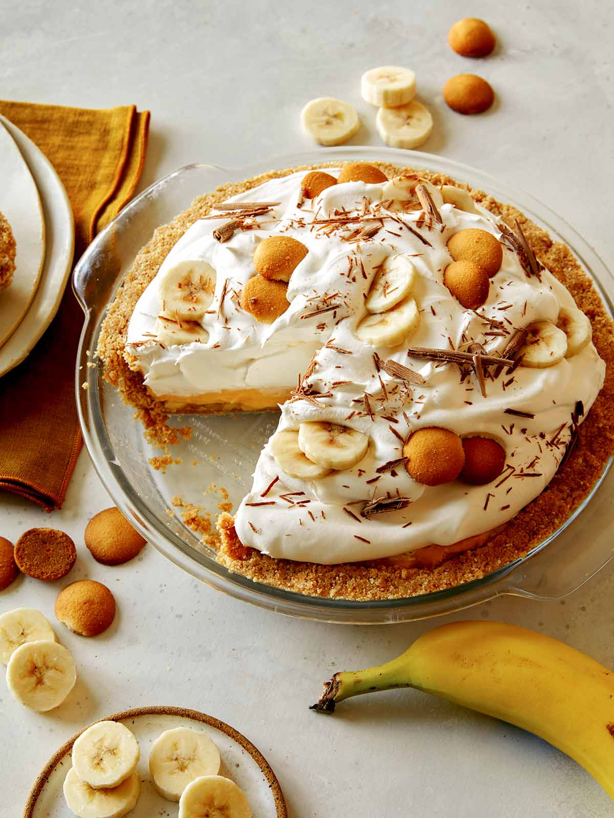 Banana cream pie recipe made with nilla waffers on the side and a banana. 