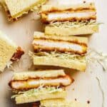 Sukrauti kiaulienos katsu sumuštiniai, supjaustyti per pusę.