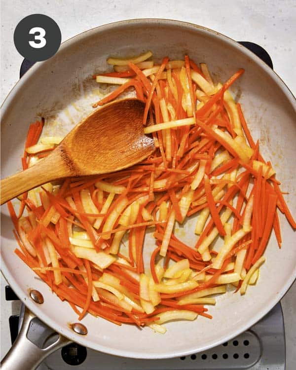 Cooking vegetables to make yaki udon. 