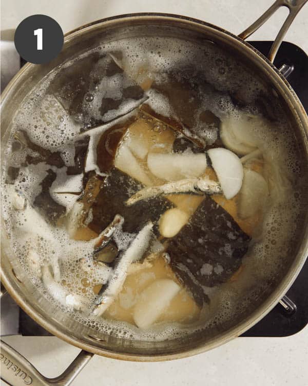 Anchovy broth to make tteokbokki. 