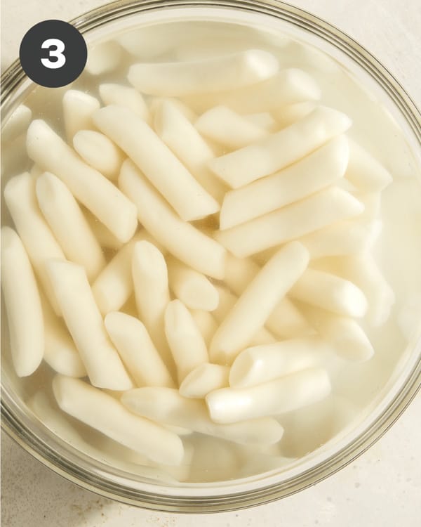 Rice cakes soaked in water.