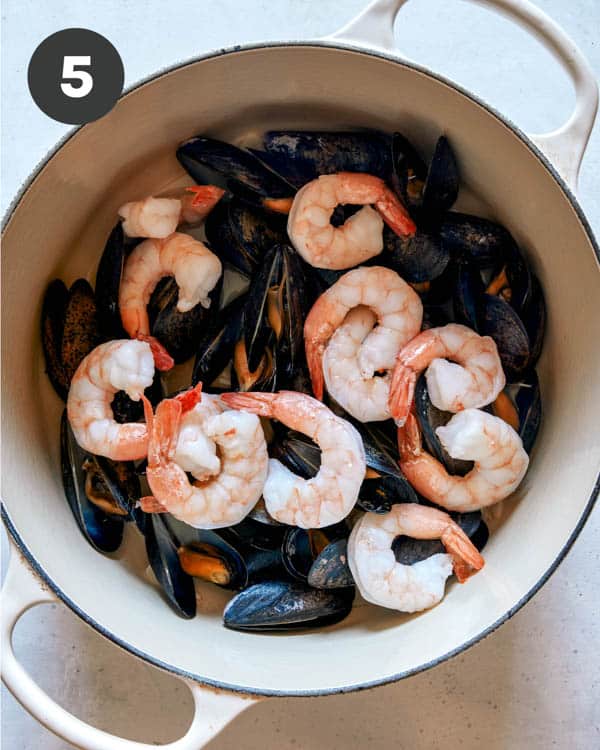 Mussels with shrimp in a pot to make seafood pasta.