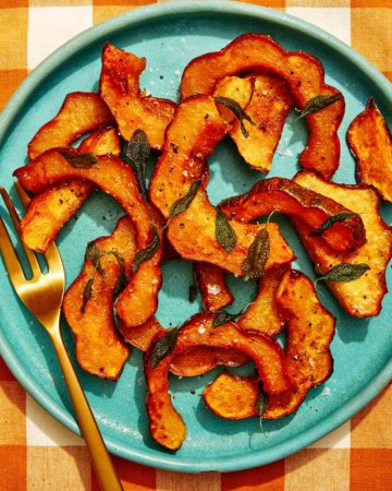 Roasted acorn squash recipe on a plate.