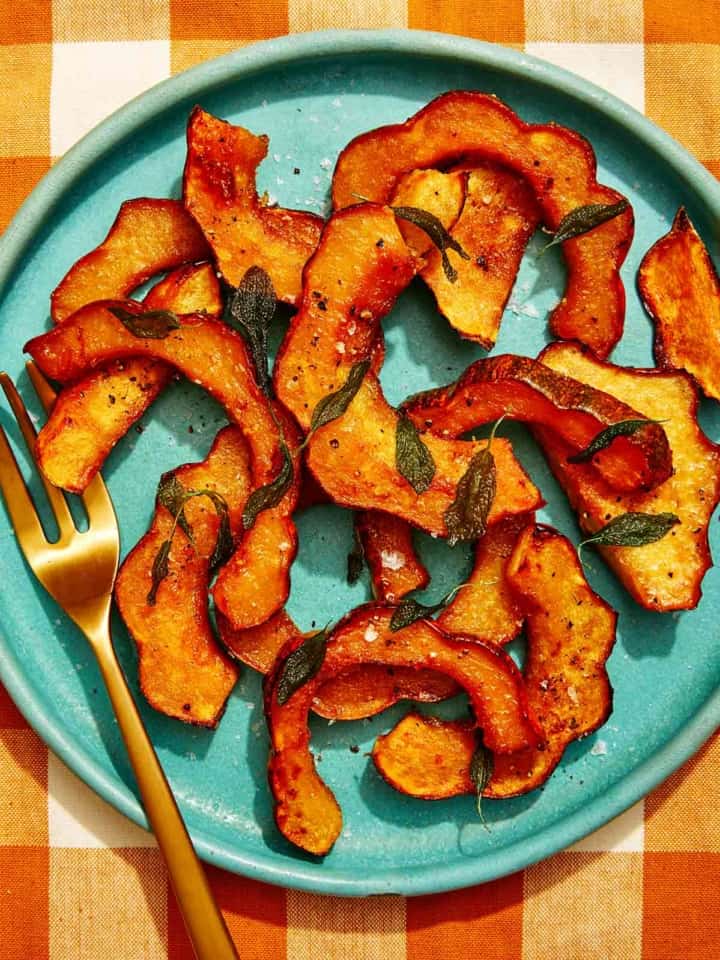 Roasted acorn squash recipe on a plate.