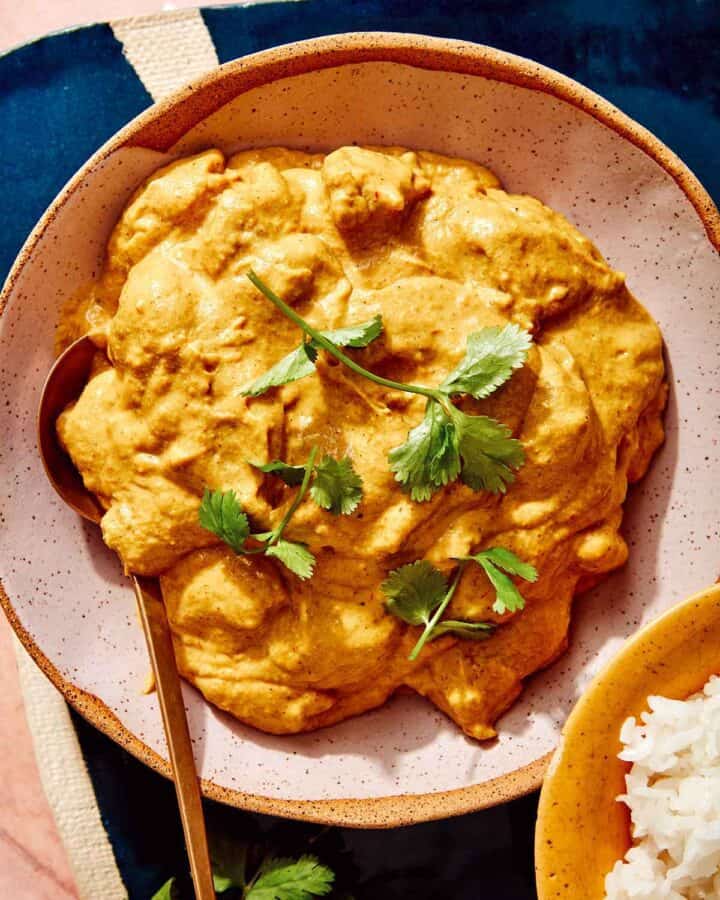 Chicken korma recipe with rice on the side.