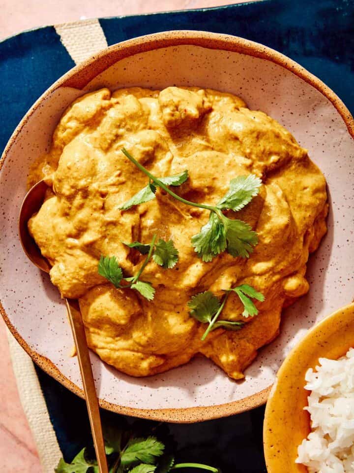 Chicken korma recipe with rice on the side.