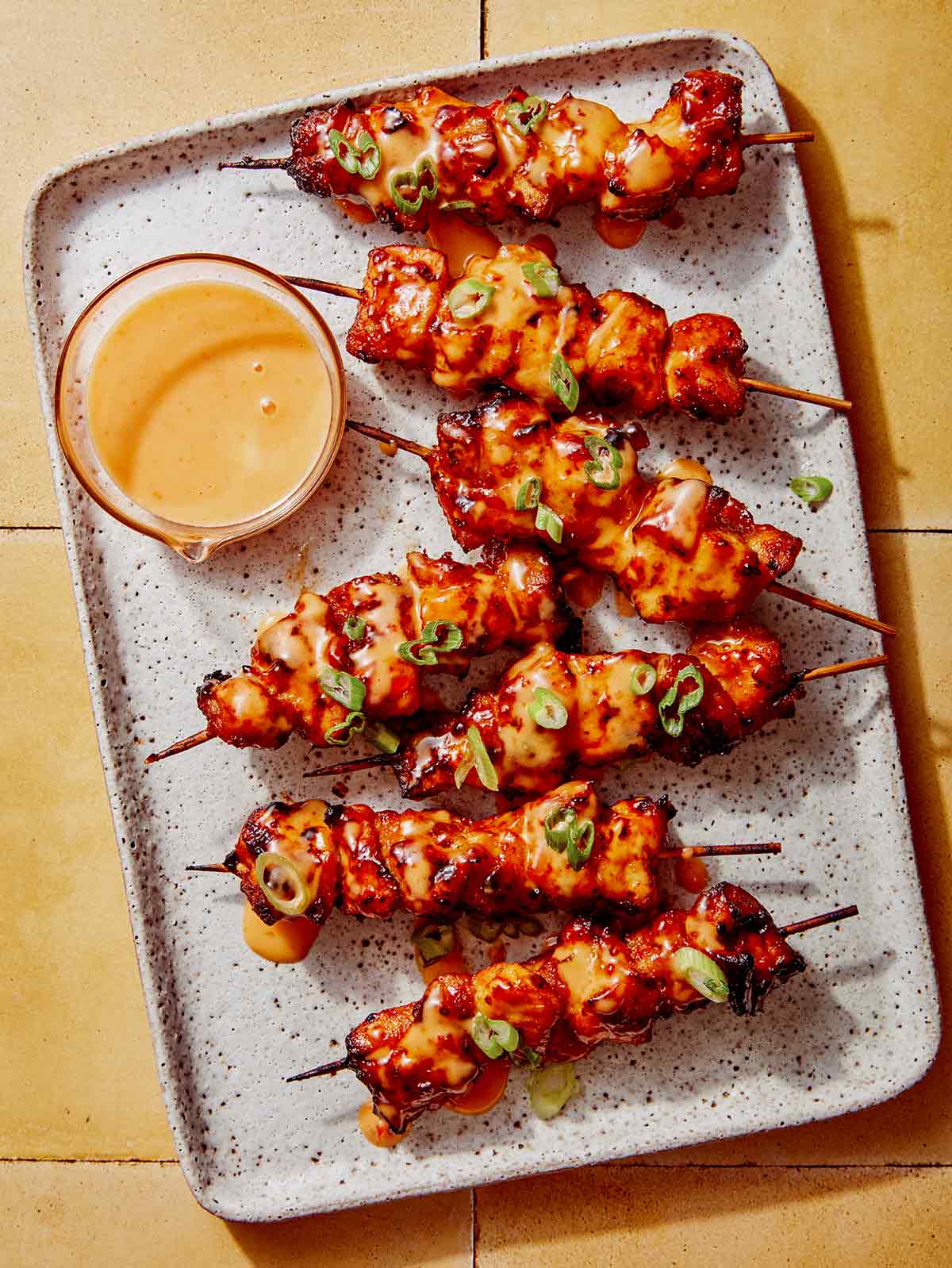 Oro gruzdintuvė bang bang vištienos iešmeliai su panirimo padažu. 