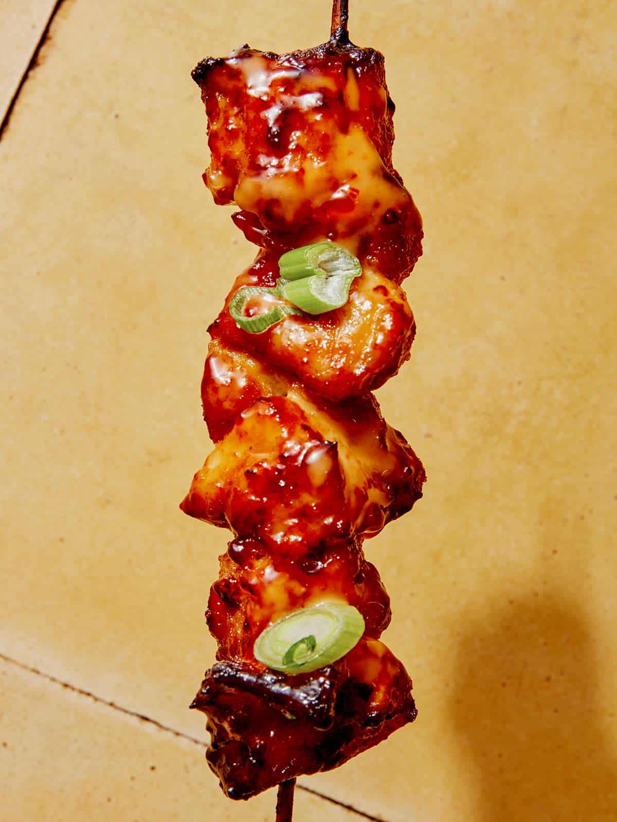 Iš arti ant vienos oro gruzdintuvės bang bang vištienos iešmo. 