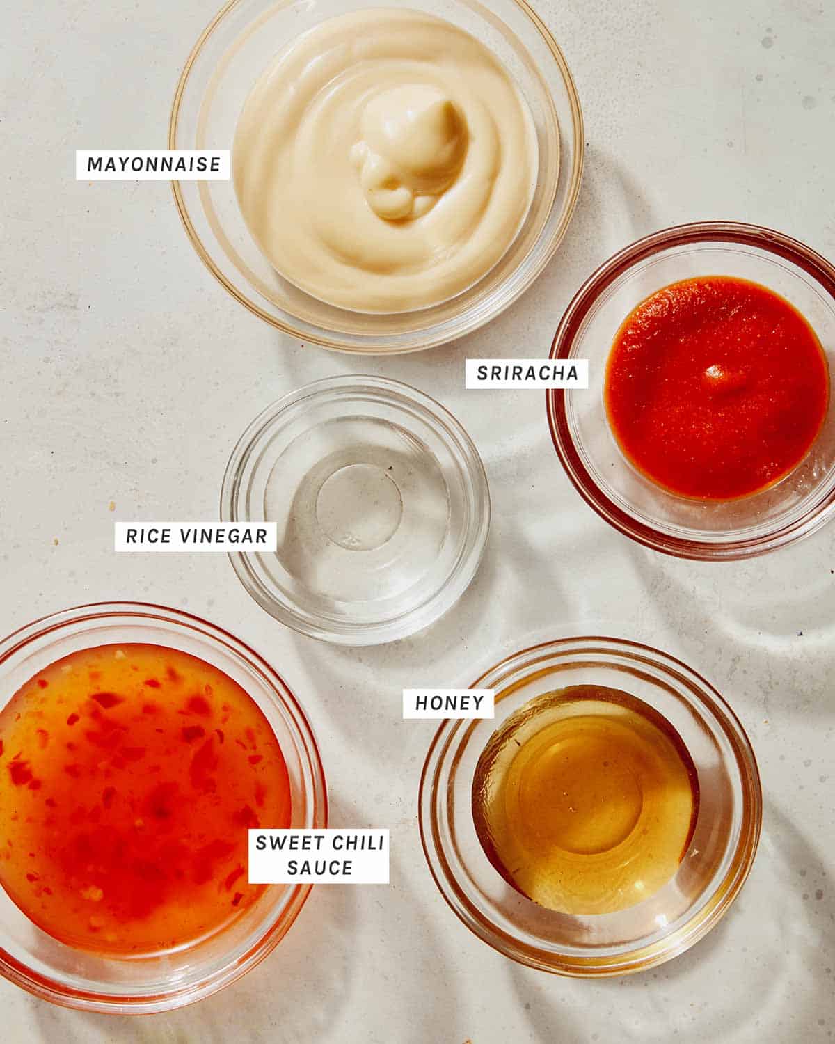 Bang bang padažo ingredientai paruošti maišymui. 