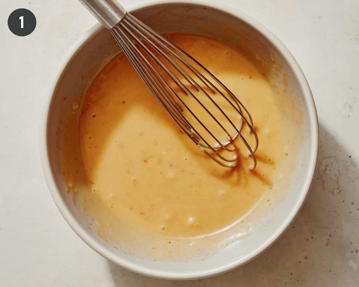 Bang bang padažas suplaktas dubenyje. 