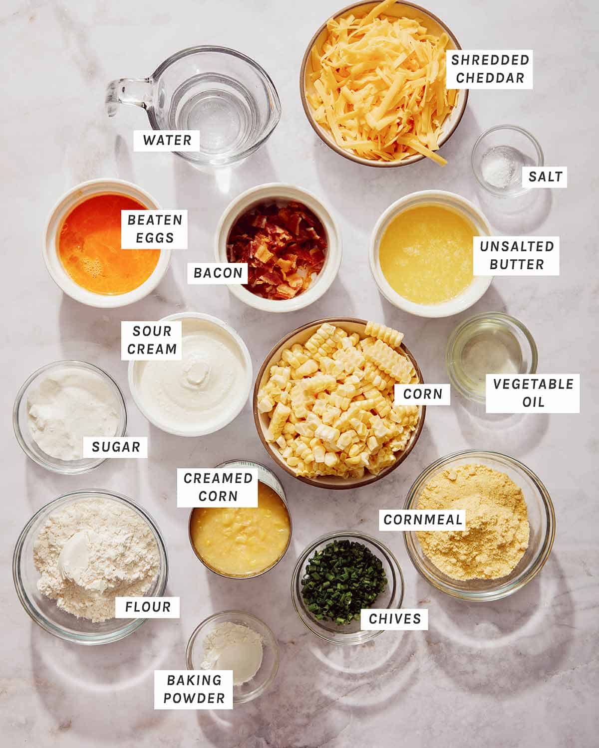 Ingredientai kukurūzų troškinio receptui gaminti.