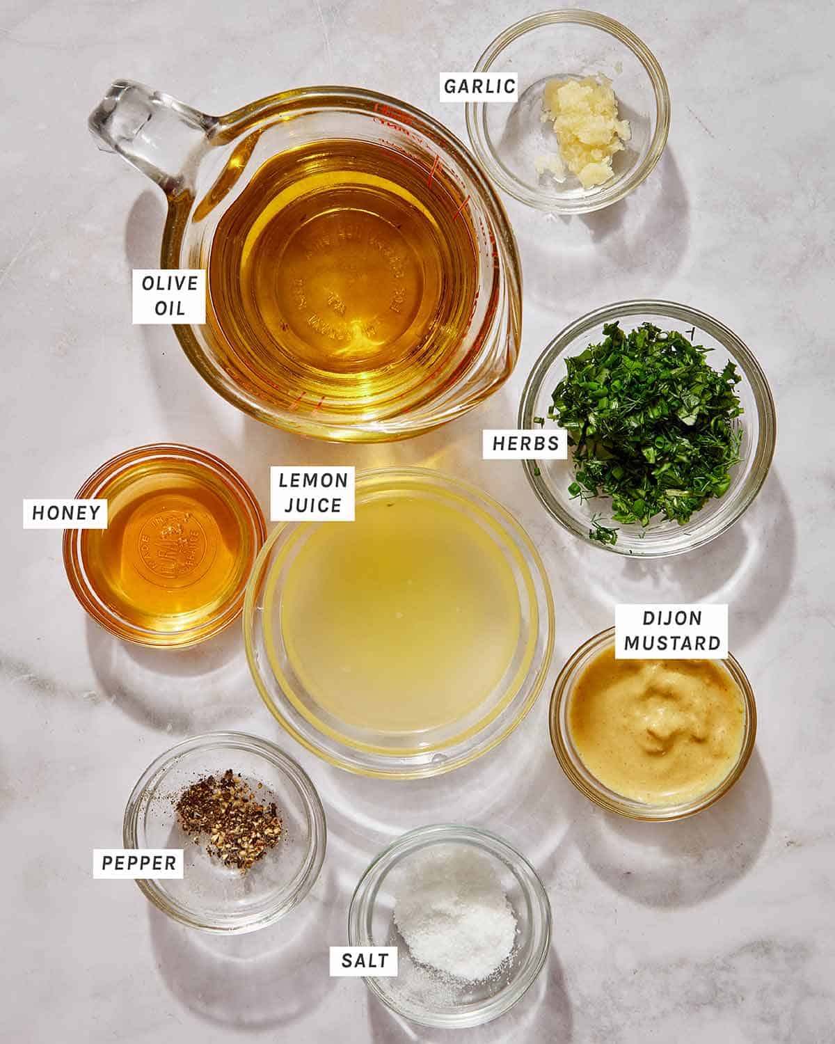 Žolelių vinaigretės salotų padažo ingredientai.