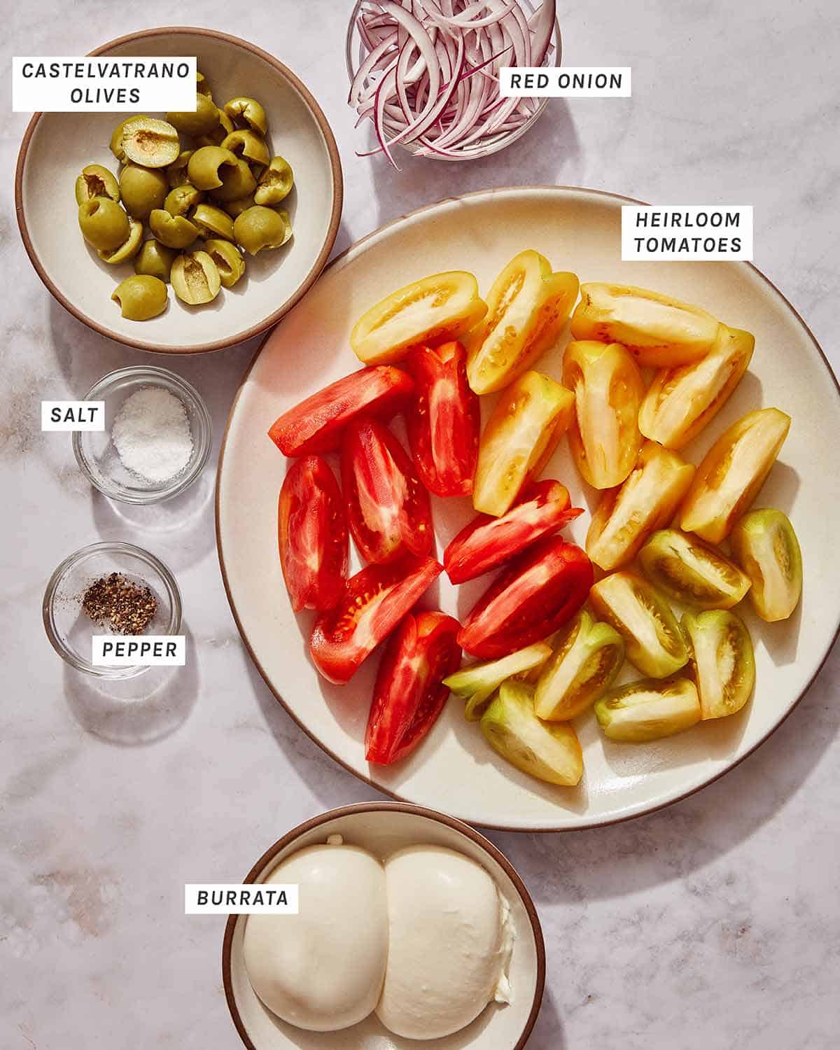 Ingredientai pomidorų salotų receptui.