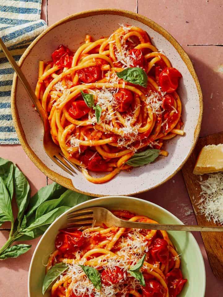 Fresh tomato sauce pasta in bowls ready to be served.