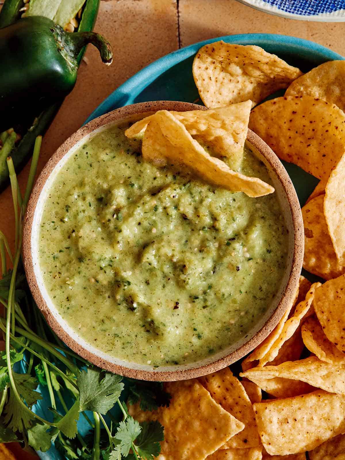 Tomatillo salsos receptas su traškučiais.