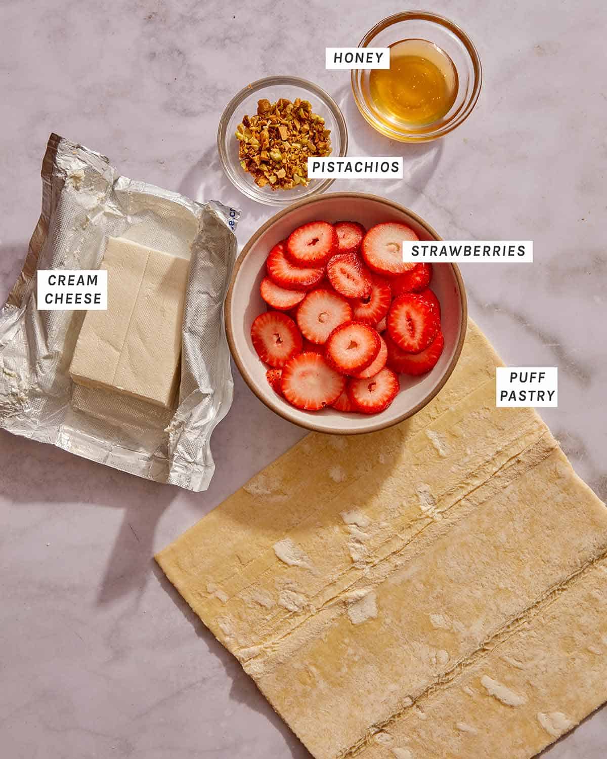 Ingredientai braškių pyragui.