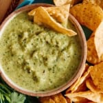 Tomatillo salsa dubenyje su traškučiais šone.
