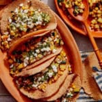 Vegetariškų taco receptas su tacos lėkštėje.