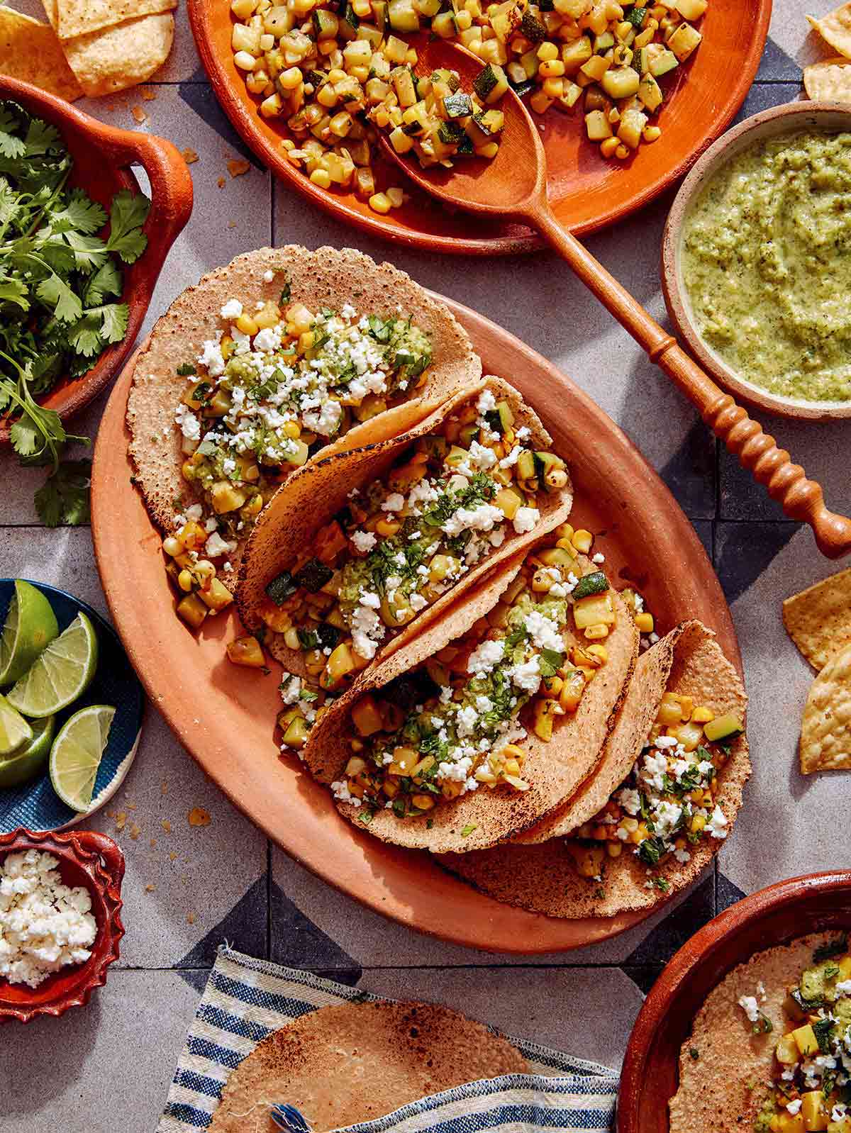 Vegetariškos cukinijos tacos ant lėkštės, paruoštos patiekti.