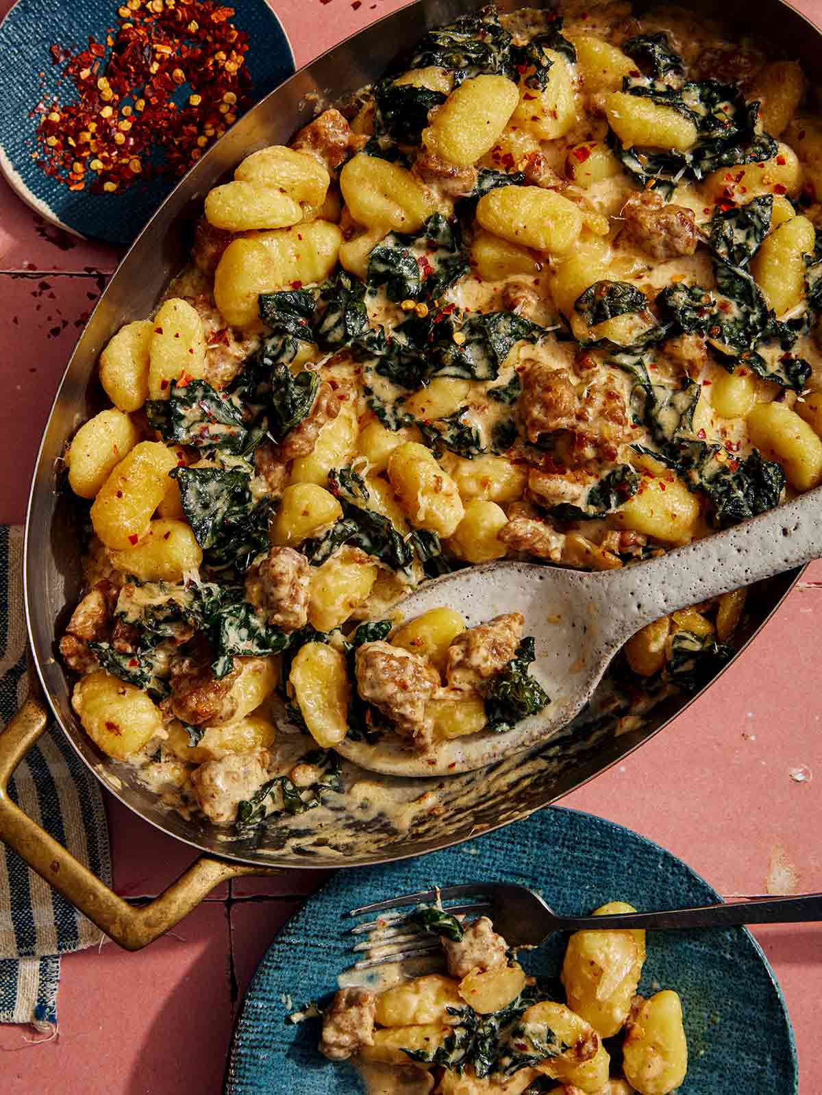 Iškepti gnocchi iškeliami į lėkštę.