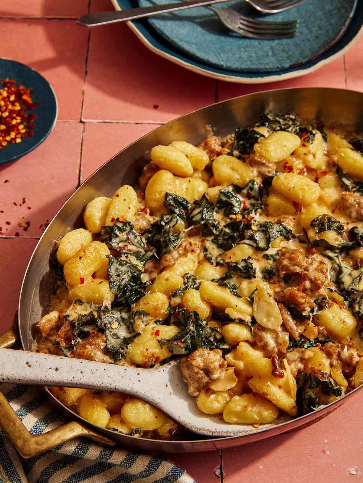 Iškepti gnocchi keptuvėje išgriebiami patiekti.