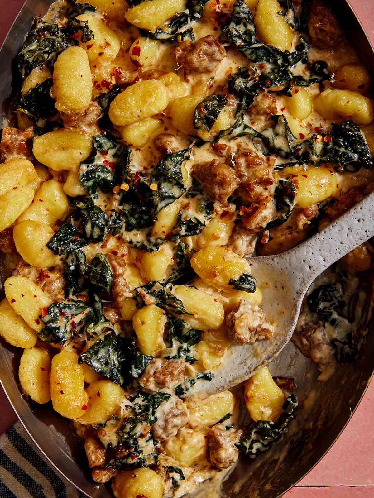 Iš arti išskobiami iškepti gnocchi.